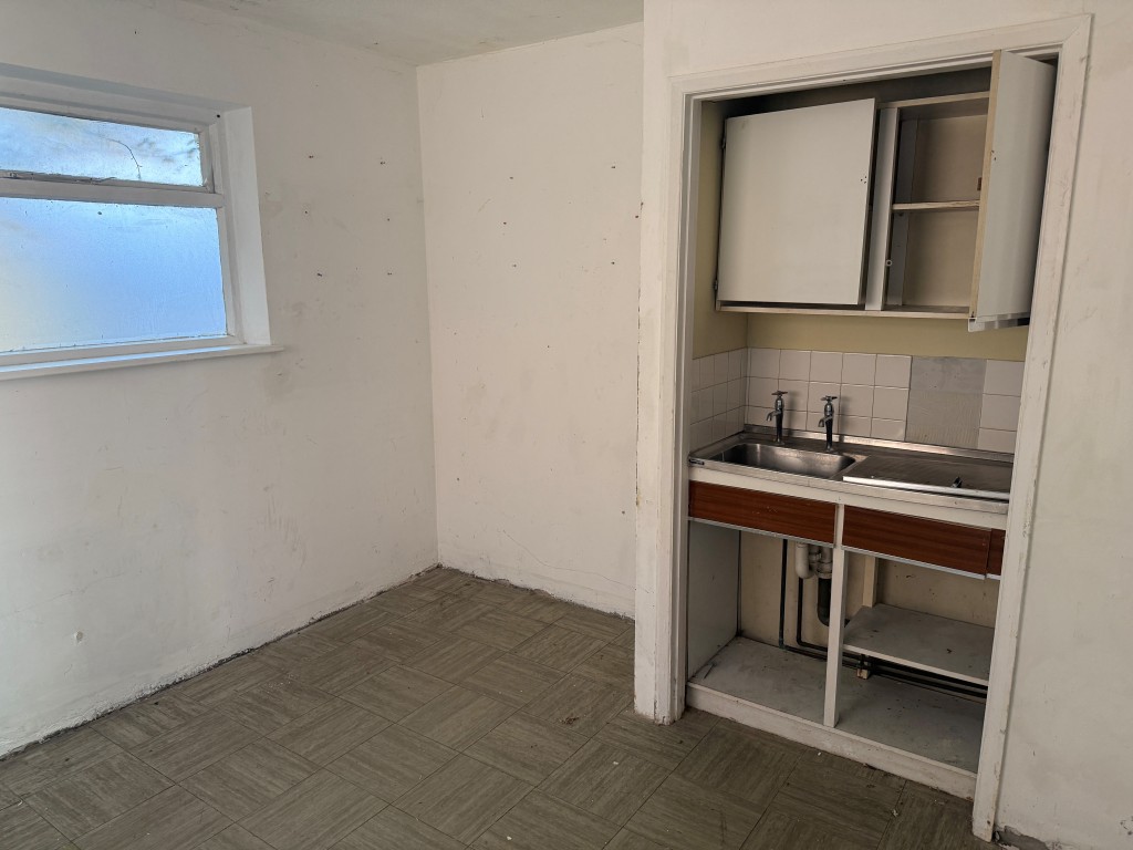 Lot: 22 - FORMER POLICE OFFICE WITH POTENTIAL - Office with window and kitchenette